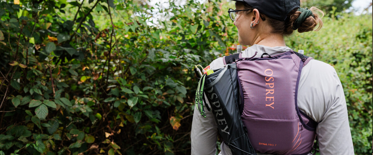Woman outdoors with Osprey Osprey Dyna Pro 7 running pack