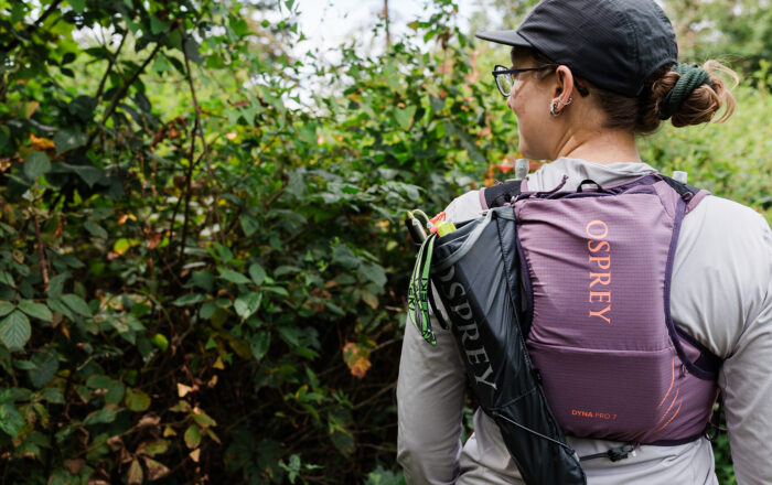 Woman outdoors with Osprey Osprey Dyna Pro 7 running pack